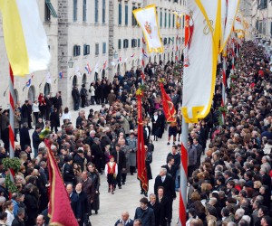 Dubrovnik, 03.02.2009 - Dubrovnik danas 1037. put slavi blagdan Svetog Vlaha, zatitnika grada i dubrovaèke biskupije. Svetu misu ispred dubrovaèke katedrale predvodio je glavni tajnik sinode biskupa u Rimu nadbiskup Nikola Eteroviæ. U propovijedi je podsjetio kako je velika Festa Sv. Vlaha obiljeila kulturni ivot Dubrovnika kroz prolost i saèuvala se do dananjih dana.
foto FaH/ ds