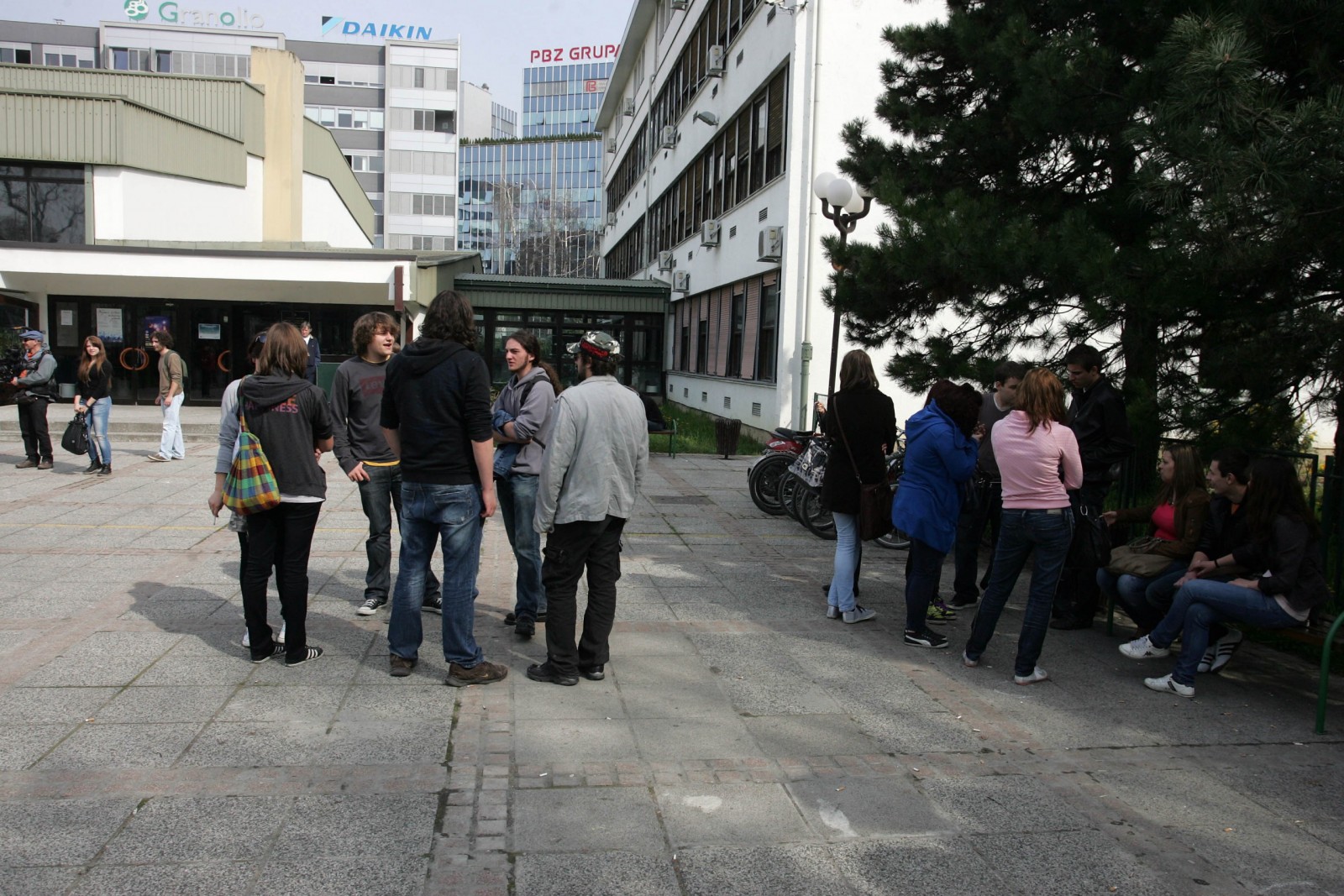 Zagreb, 23.5.2012 - Arhivska fotografija od 4.4.2011. godine. Ispitom iz hrvatskog jezika danas je u Hrvatskoj poèela dravna matura, na koju se ove godine prijavilo oko 32 tisuæe uèenika, od èega 12,5 tisuæa gimnazijalaca te oko 19,6 tisuæa uèenika èetverogodinjih strukovnih i umjetnièkih kola, rekao je za Hinu ravnatelj Nacionalnog centra za vanjsko vrednovanje obrazovanja Goran Sirovatka. 
foto FaH/ Denis CERIÆ/ ua