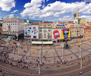 Zagreb, 20.08.2013 - Na Trgu bana Jelaèiæa i Trgu Petra Preradoviæa, popularnom Cvjetnom trgu, uskoro æe biti zabranjeno postavljanje reklama i reklamnih panoa na zgrade, a veæ postavljeni trebaju se ukloniti najkasnije do proljeæa slijedeæe godine. Arhivska panoramska fotografija Trga bana Jelaèiæa od 13.06.2009. godine.
foto FaH/ Damir SENÈAR /ds