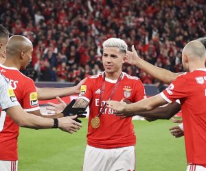 epa10407533 SL Benfica's player Enzo Fernandez is greeted by is teammates after receiving a medal of honor after winning the Qatar World Cup with Argentina, before the Portuguese Primeira Liga soccer match between SL Benfica and Sporting CP, in Lisbon, Portugal, 15 January 2023.  EPA/JOSE SENA GOULAO