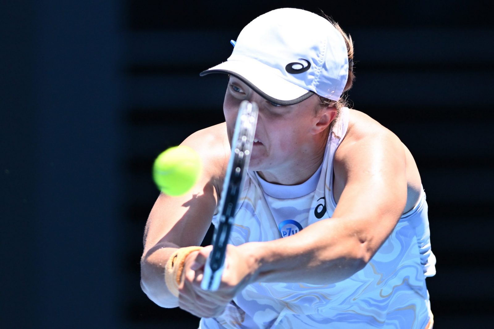 epa10421539 Iga Swiatek of Poland in action during her 4th round match against Elena Rybakina of Kazakhstan during the 2023 Australian Open tennis tournament at Melbourne Park in Melbourne, Australia, 22 January 2023.  EPA/JOEL CARRETT  AUSTRALIA AND NEW ZEALAND OUT