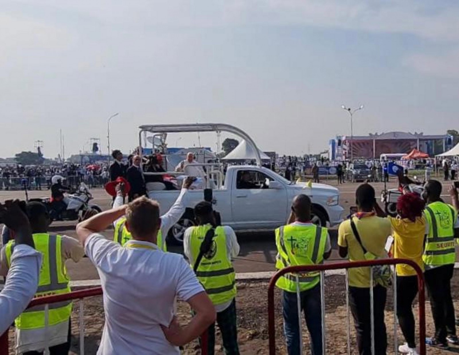 epa10442223 Pope Francis arrives for the mass at the N'Dolo Airport in Kinshasa, Democratic Republic of Congo (DRC), 01 February 2023.  EPA/Elena Caputo