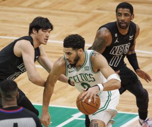 epa10443603 Boston Celtics forward Jayson Tatum (C) drives to the basket as Brooklyn Nets forward Yuta Watanabe (L) and Brooklyn Nets guard Kyrie Irving (R) defend during the first quarter at TD Garden in Boston, Massachusetts, USA, 01 February 2023.  EPA/CJ GUNTHER  SHUTTERSTOCK OUT