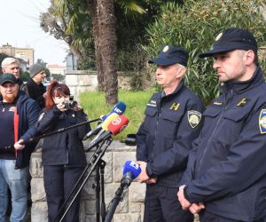Rijeka, 2.2.2023.- Zbog nedjeljne tuènjave na Platku policija æe prijaviti pet osoba, a osim trojice mladih MMA boraca meðu prijavljenima se naao i pripadnik HGSS-a te jo jedna ozlijeðena osoba. Primorsko-goranska policija izvijestila je na konferenciji za novinare da æe zbog prekraja protiv javnog reda i mira podnijeti optuni prijedlog protiv pet sudionika tog dogaðaja. Na slici zamjenik naèelnika rijeèke Policijske uprave Hari Brnad i naèelnik II. policijske postaje Rijeka Tihomir Pojer. 
foto HINA/ Miljenko KLEPAC/ ua
