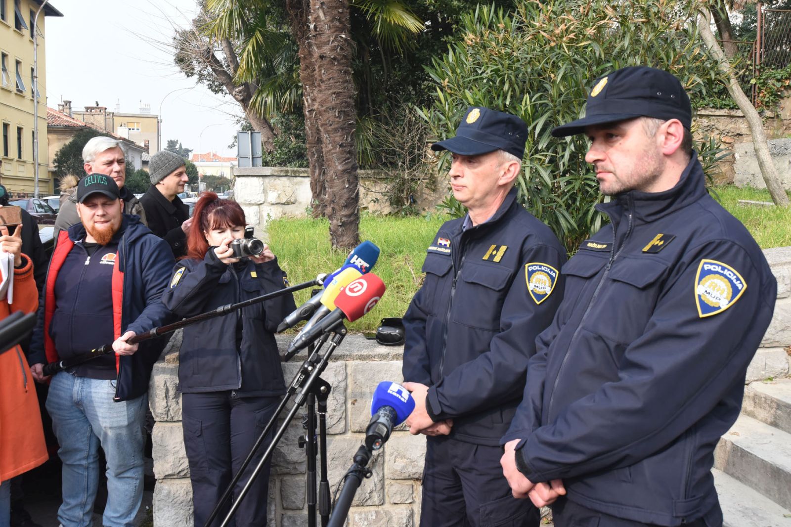 Rijeka, 2.2.2023.- Zbog nedjeljne tuènjave na Platku policija æe prijaviti pet osoba, a osim trojice mladih MMA boraca meðu prijavljenima se naao i pripadnik HGSS-a te jo jedna ozlijeðena osoba. Primorsko-goranska policija izvijestila je na konferenciji za novinare da æe zbog prekraja protiv javnog reda i mira podnijeti optuni prijedlog protiv pet sudionika tog dogaðaja. Na slici zamjenik naèelnika rijeèke Policijske uprave Hari Brnad i naèelnik II. policijske postaje Rijeka Tihomir Pojer. 
foto HINA/ Miljenko KLEPAC/ ua