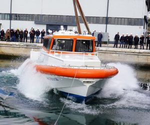 ibenik, 3.2.2023.- Prva od est brodica za hitnu medicinsku intervenciju na moru i otocima koje se grade u ibenskom Iskra brodogradilitu prola je sve testove pa bi uskoro trebala biti izruèena Ministarstvu zdravstva. Brodica je duga 15 metara, izgraðena je od aluminijskih legura, praktièno je nepotopiva, a opremljena je suvremenom medicinskom opremom, izvijestio je u petak brodogradilite. 
foto HINA/ Iskra brodogradilita ibenik/ ua