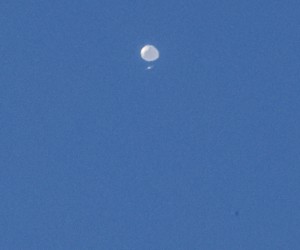 epa10447610 A high-altitude balloon, which the US government has stated is Chinese, is seen as it continues its multi-day path across the Northern United States in Charlotte, North Carolina, USA, 04 February 2023. US Secretary of State Blinken postponed a planned trip to China following the discovery of the balloon. The Pentagon said that the maneuverable Chinese surveillance balloon was posing 'no risk to commercial aviation, military assets or people on the ground'.  EPA/NELL REDMOND -- BEST QUALITY AVAILABLE