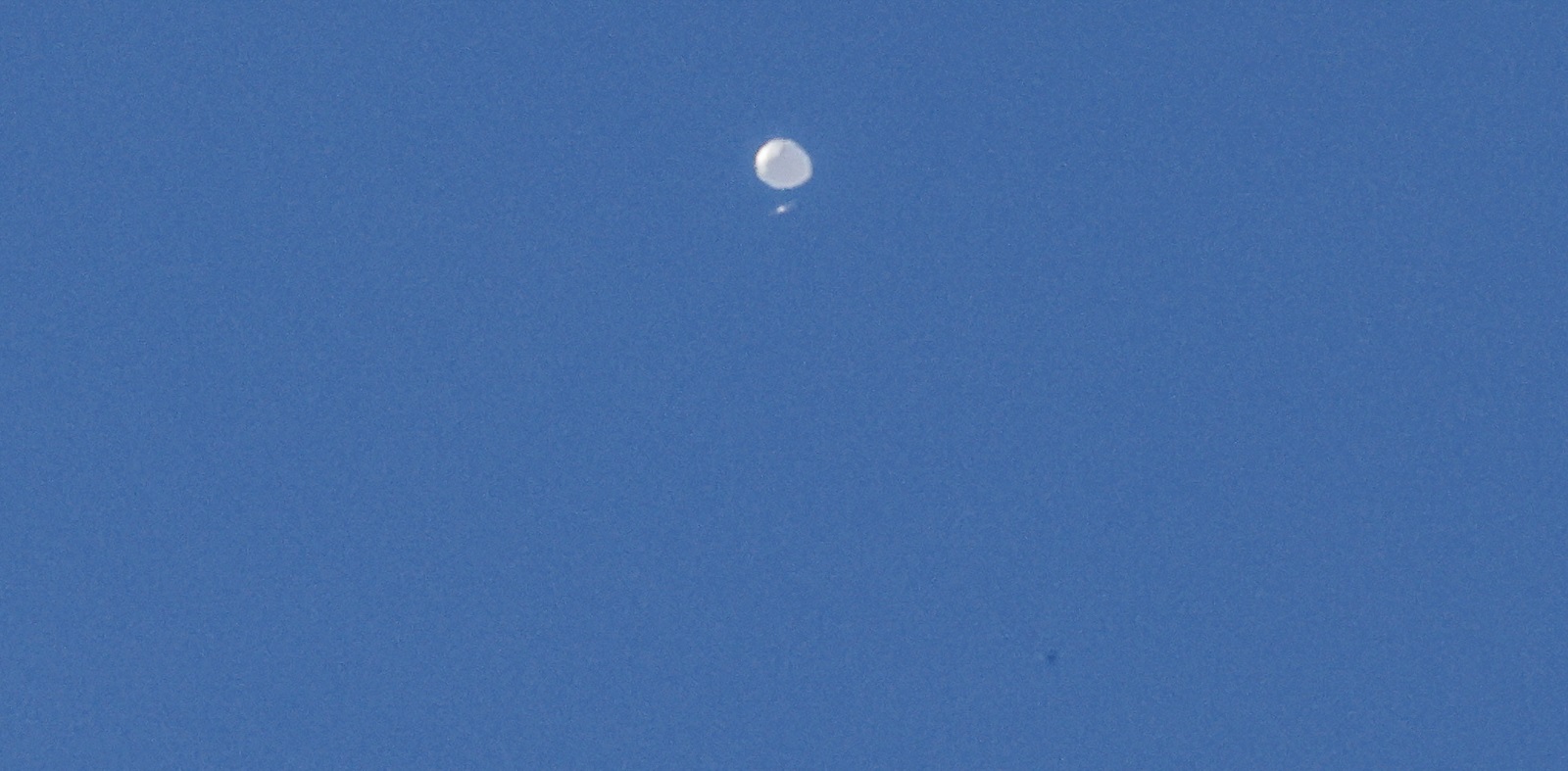epa10447610 A high-altitude balloon, which the US government has stated is Chinese, is seen as it continues its multi-day path across the Northern United States in Charlotte, North Carolina, USA, 04 February 2023. US Secretary of State Blinken postponed a planned trip to China following the discovery of the balloon. The Pentagon said that the maneuverable Chinese surveillance balloon was posing 'no risk to commercial aviation, military assets or people on the ground'.  EPA/NELL REDMOND -- BEST QUALITY AVAILABLE