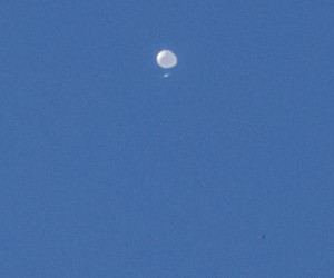 epa10447610 A high-altitude balloon, which the US government has stated is Chinese, is seen as it continues its multi-day path across the Northern United States in Charlotte, North Carolina, USA, 04 February 2023. US Secretary of State Blinken postponed a planned trip to China following the discovery of the balloon. The Pentagon said that the maneuverable Chinese surveillance balloon was posing 'no risk to commercial aviation, military assets or people on the ground'.  EPA/NELL REDMOND -- BEST QUALITY AVAILABLE
