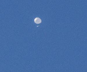 epa10447610 A high-altitude balloon, which the US government has stated is Chinese, is seen as it continues its multi-day path across the Northern United States in Charlotte, North Carolina, USA, 04 February 2023. US Secretary of State Blinken postponed a planned trip to China following the discovery of the balloon. The Pentagon said that the maneuverable Chinese surveillance balloon was posing 'no risk to commercial aviation, military assets or people on the ground'.  EPA/NELL REDMOND -- BEST QUALITY AVAILABLE