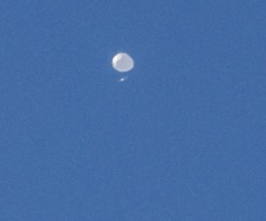 epa10447610 A high-altitude balloon, which the US government has stated is Chinese, is seen as it continues its multi-day path across the Northern United States in Charlotte, North Carolina, USA, 04 February 2023. US Secretary of State Blinken postponed a planned trip to China following the discovery of the balloon. The Pentagon said that the maneuverable Chinese surveillance balloon was posing 'no risk to commercial aviation, military assets or people on the ground'.  EPA/NELL REDMOND -- BEST QUALITY AVAILABLE