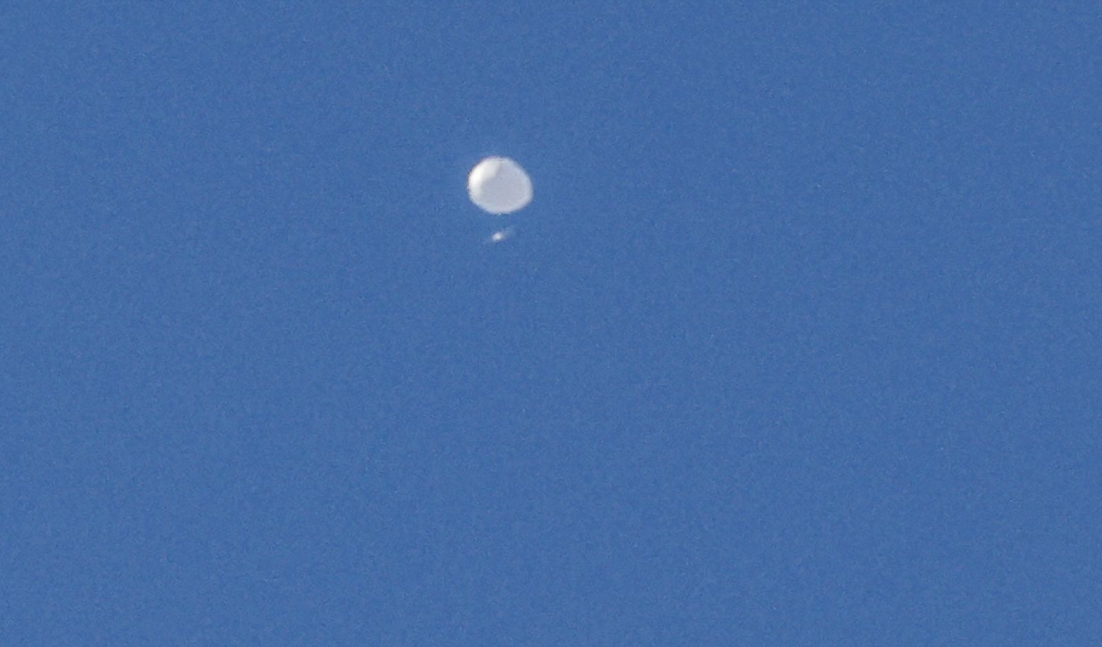 epa10447610 A high-altitude balloon, which the US government has stated is Chinese, is seen as it continues its multi-day path across the Northern United States in Charlotte, North Carolina, USA, 04 February 2023. US Secretary of State Blinken postponed a planned trip to China following the discovery of the balloon. The Pentagon said that the maneuverable Chinese surveillance balloon was posing 'no risk to commercial aviation, military assets or people on the ground'.  EPA/NELL REDMOND -- BEST QUALITY AVAILABLE