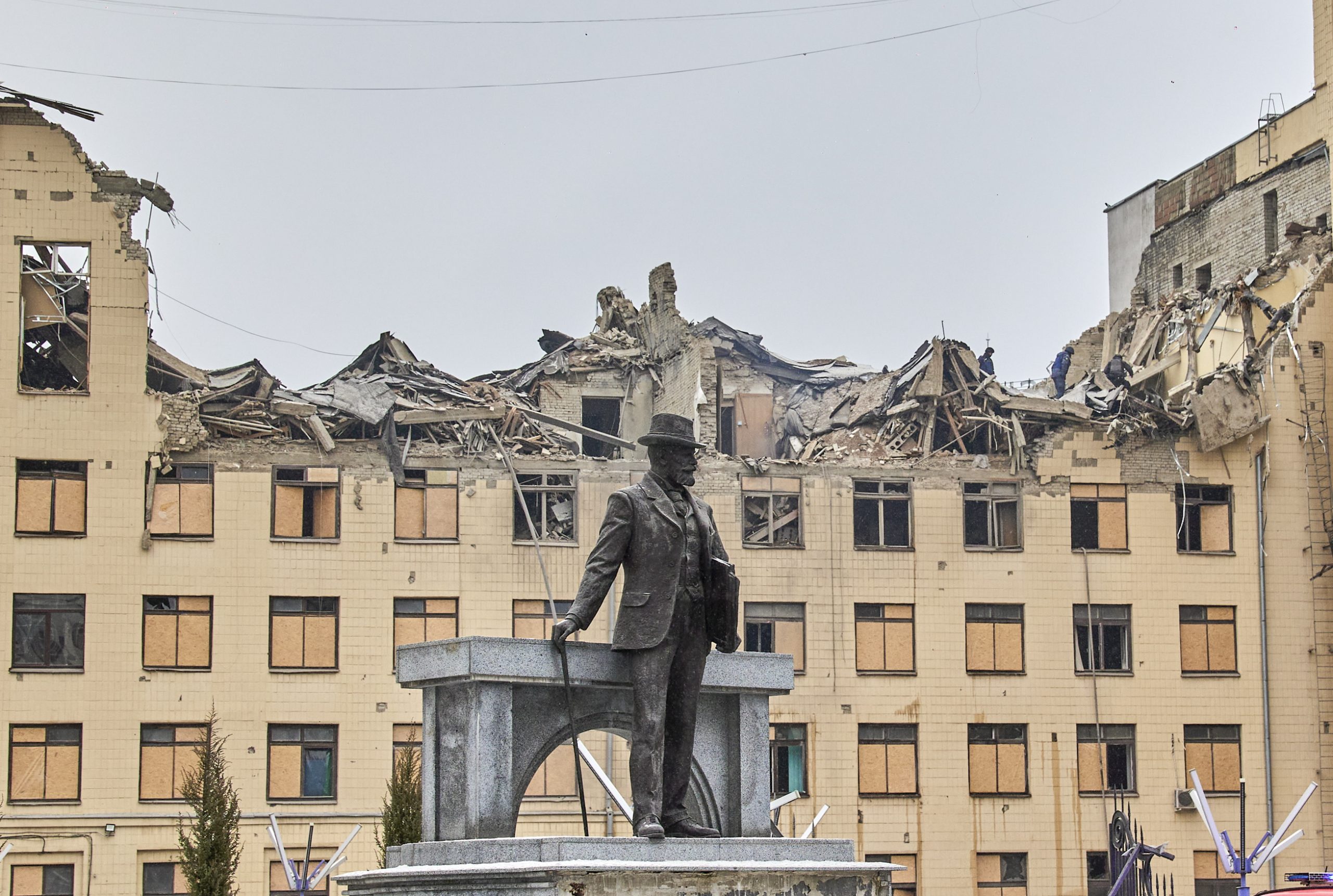 epa10448650 The statue of architect Alexei Beketov in front of a damaged building of the Kharkiv National University of Urban Economy following a missile strike in Kharkiv, northeastern Ukraine, 05 February 2023, amid Russia's invasion. At least four people were injured after two Russian missiles hit downtown Kharkiv on 05 February, the head of the Kharkiv regional military administration, Oleg Sinegubov wrote on telegram. Kharkiv and surrounding areas have been the target of heavy shelling since February 2022, when Russian troops entered Ukraine starting a conflict that has provoked destruction and a humanitarian crisis.  EPA/SERGEY KOZLOV