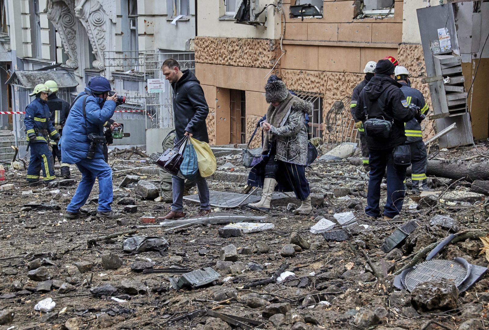 epa10448646 Locals evacuate from a damaged residential building following a missile strike, in Kharkiv, northeastern Ukraine, 05 February 2023, amid Russia's invasion. At least four people were injured after two Russian missiles hit downtown Kharkiv on 05 February, the head of the Kharkiv regional military administration, Oleg Sinegubov wrote on telegram. Kharkiv and surrounding areas have been the target of heavy shelling since February 2022, when Russian troops entered Ukraine starting a conflict that has provoked destruction and a humanitarian crisis.  EPA/SERGEY KOZLOV