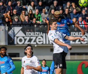 epa10448717 Napoli's Victor Osimhen against Spezia's Mattia Caldara during the italian soccer Serie A match Spezia Calcio vs SSC Napoli at the Alberto Picco stadium in La Spezia, Italy, 05 February 2023.  EPA/FABIO FAGIOLINI