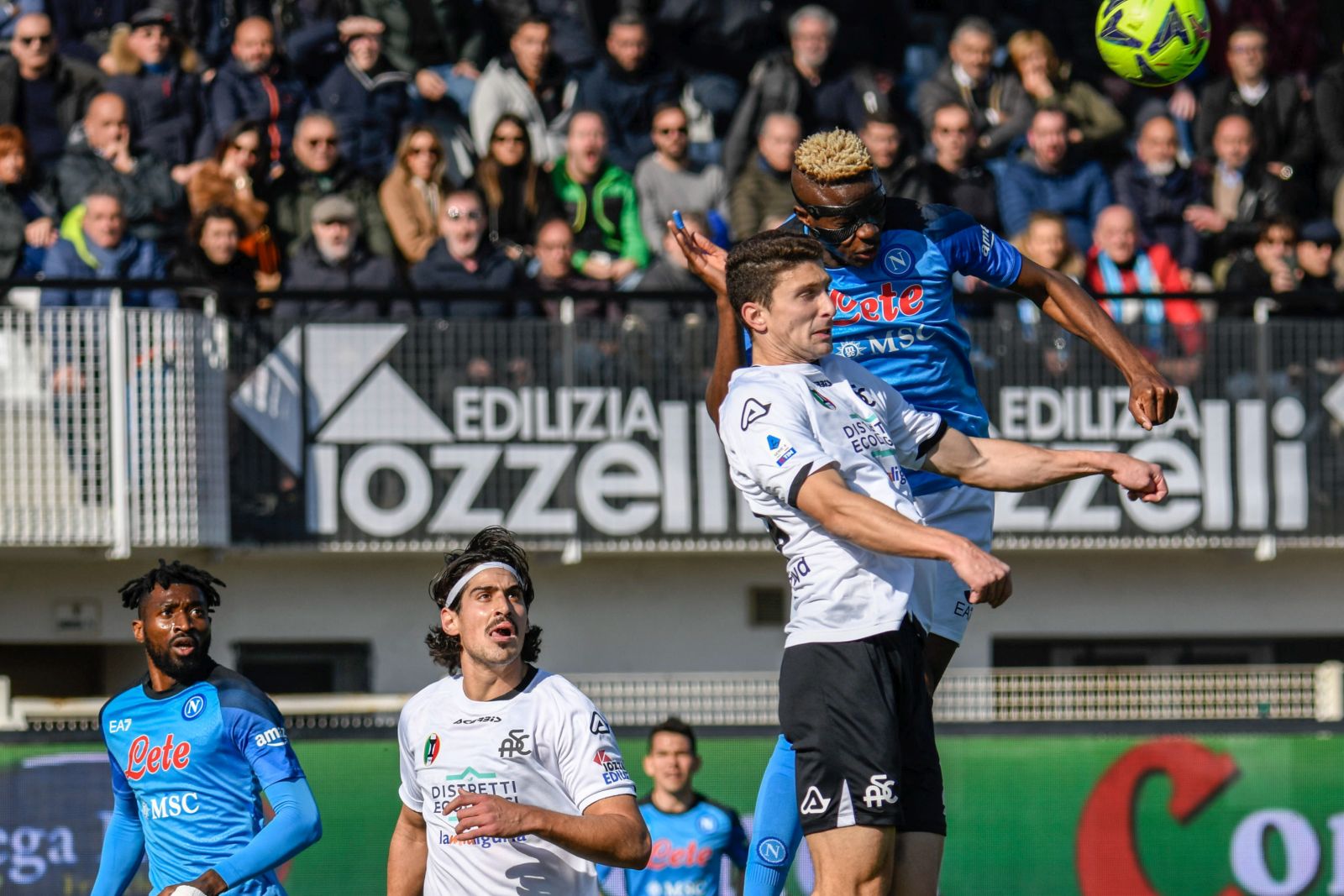 epa10448717 Napoli's Victor Osimhen against Spezia's Mattia Caldara during the italian soccer Serie A match Spezia Calcio vs SSC Napoli at the Alberto Picco stadium in La Spezia, Italy, 05 February 2023.  EPA/FABIO FAGIOLINI