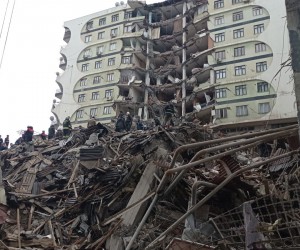 epa10450321 People and emergency personnel search for victims at the site of a collapsed building after a powerful earthquake in Diyarbakir, southeast of Turkey, 06 February 2023. According to the US Geological Service, an earthquake with a preliminary magnitude of 7.8 struck southern Turkey close to the Syrian border. The earthquake caused buildings to collapse and sent shockwaves over northwest Syria, Cyprus, and Lebanon.  EPA/DENIZ TEKIN