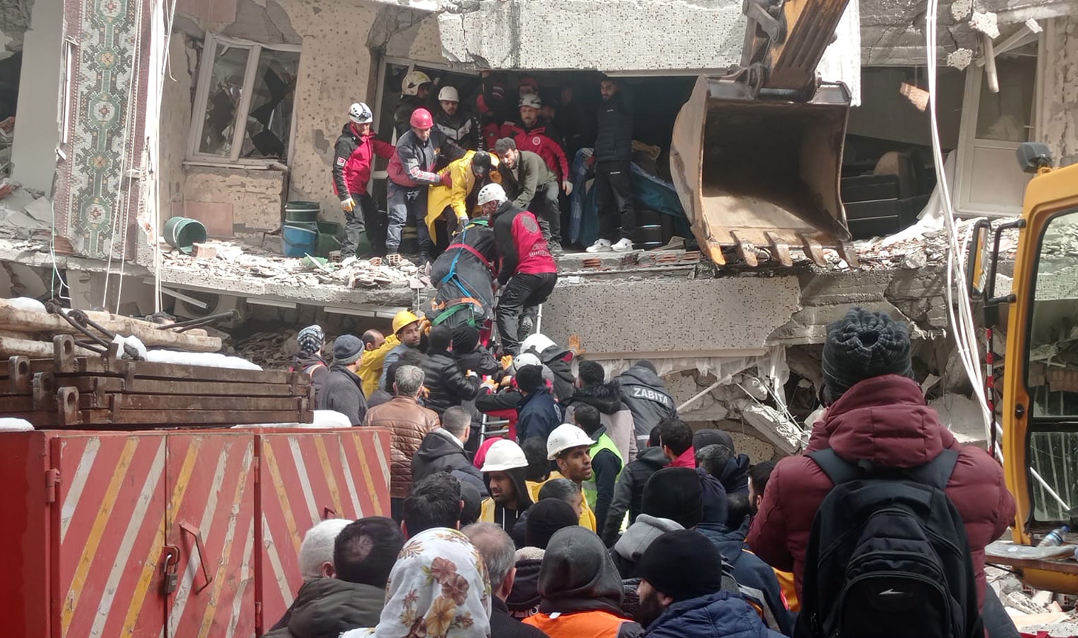 epa10450397 Emergency personnel carry the body of a victim recovered at the site of a collapsed building following a powerful earthquake in Diyarbakir, southeast of Turkey, 06 February 2023. According to the US Geological Service, an earthquake with a preliminary magnitude of 7.8 struck southern Turkey close to the Syrian border. The earthquake caused buildings to collapse and sent shockwaves over northwest Syria, Cyprus, and Lebanon. 284 people were confirmed dead and more than 2,000 have been injured in Turkey, Turkish vice president said.  EPA/DENIZ TEKIN
