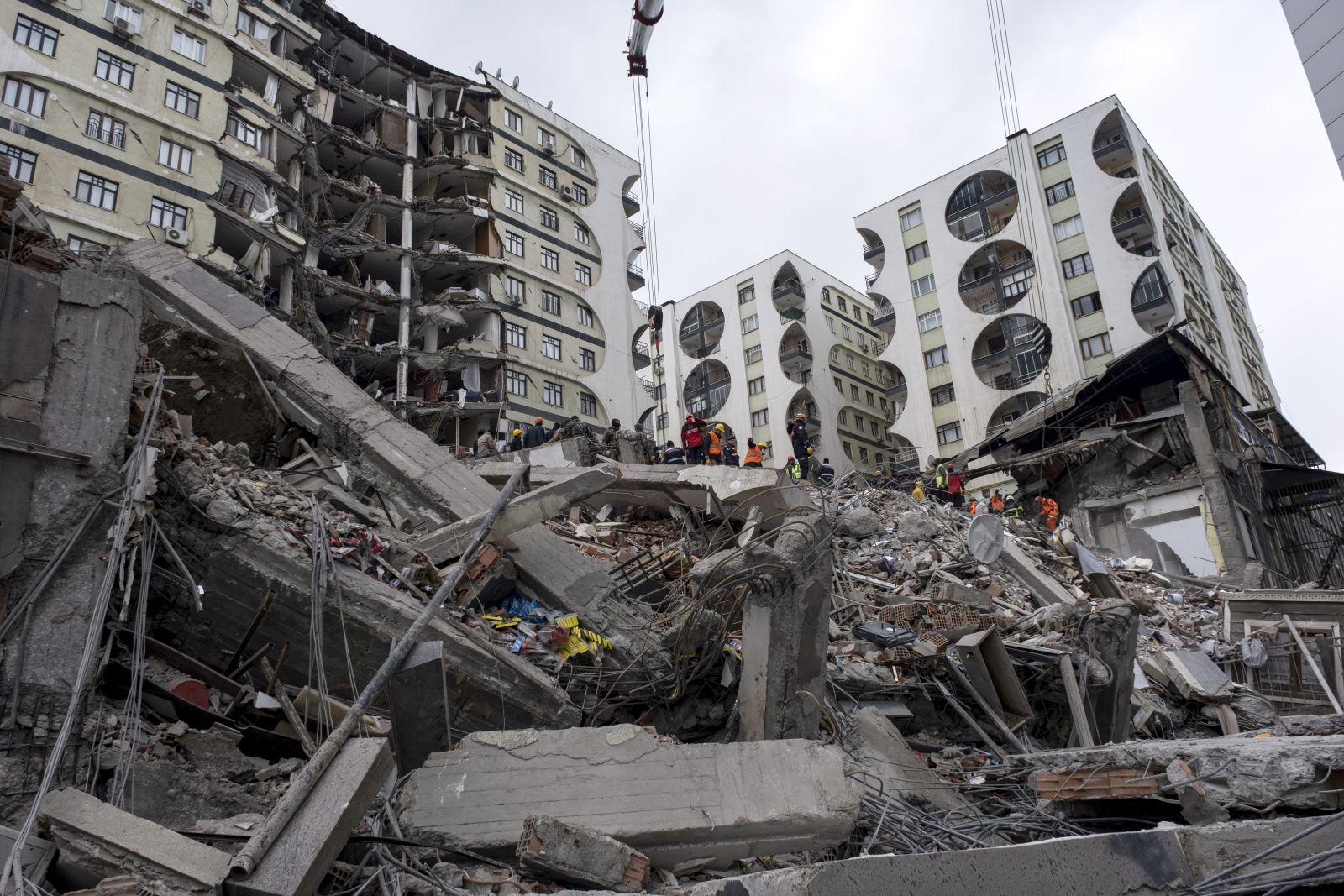 epa10451121 Emergency personnel search for victims at the site of a collapsed building after an earthquake in Diyarbakir, southeast of Turkey, 06 February 2023. According to the US Geological Service, an earthquake with a preliminary magnitude of 7.8 struck southern Turkey close to the Syrian border. The earthquake caused buildings to collapse and sent shockwaves over northwest Syria, Cyprus, and Lebanon. Hundreds of people have died and more than seven thousand have been injured in Turkey, according to AFAD, Turkish Disaster and Emergency Management Presidency.  EPA/REFIK TEKIN