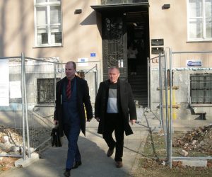 Sisak, 07.02.2023 - Predsjednik Vlade Andrej Plenkoviæ, na Opæinskom sudu u Sisku danas je dao iskaz u svojstvu svjedoka - oteæenika, u predmetu protiv Ðure Èehuliæa (65) kojem se sudi zbog kaznenog djela prijetnje predsjedniku Vlade, te kaznenog djela nedozvoljenog posjedovanja, izrade i nabavljanja oruja i eksplozivnih tvari. Na slici Ðuro Èehaliæ i Davorin Karaèiæ.
foto HINA/ ik