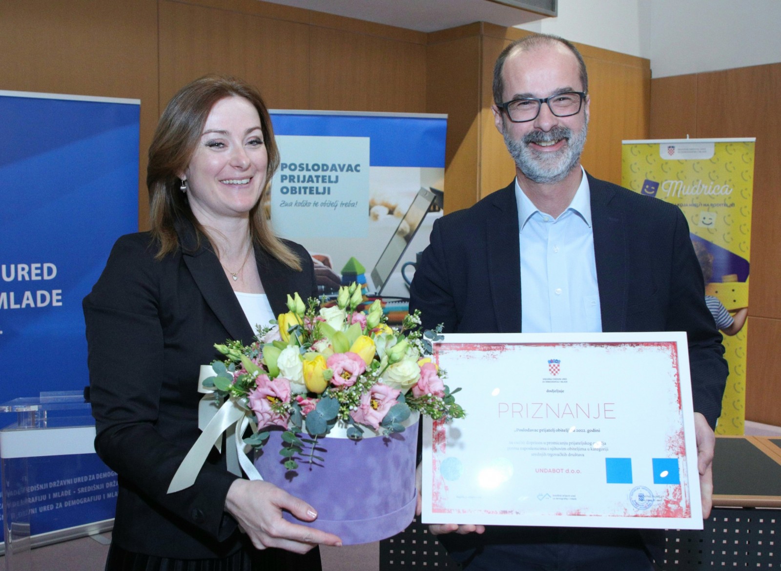 Zagreb,7.2.2023.- Odrana je sveèana dodjela priznanja Poslodavac prijatelj obitelji za 2022. godinu. Priznanja je nagraðenima dodijelila dravna tajnica Sredinjeg dravnog ureda za demografiju i mlade eljka Josiæ.Na slici eljka Josiæ i Hrvoje Kapetanoviæ.foto HINA/ Tomislav Pavlek/ tp