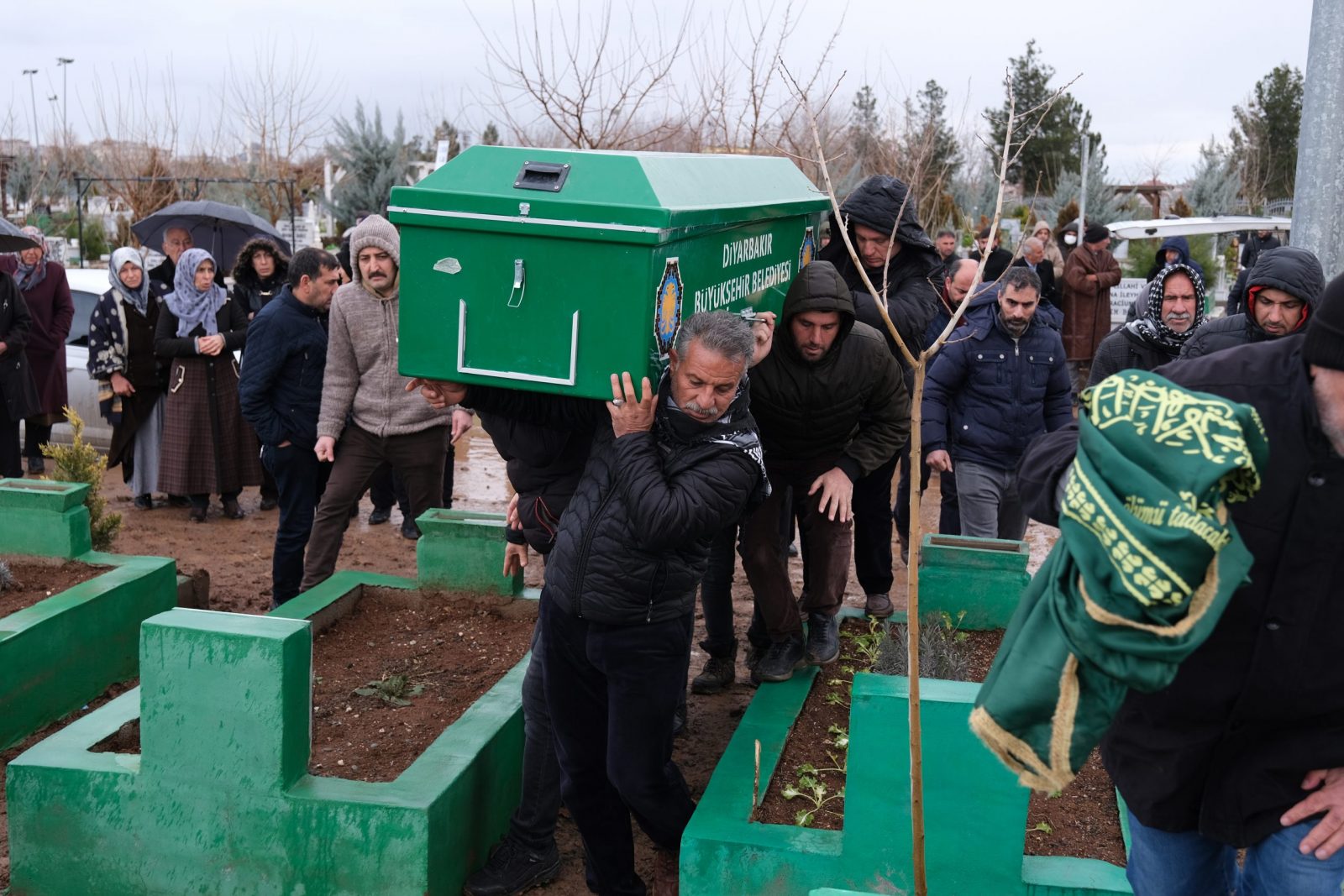 epa10452514 The coffin of one of the earthquake victims is carried during a funeral in Diyarbakir, Turkey, 07 February 2023. More than 4,000 people were killed and thousands more injured after a major 7.8 magnitude earthquake struck southern Turkey and northern Syria on 06 February. Authorities fear the death toll will keep climbing as rescuers look for survivors across the region.  EPA/DENIZ TEKIN