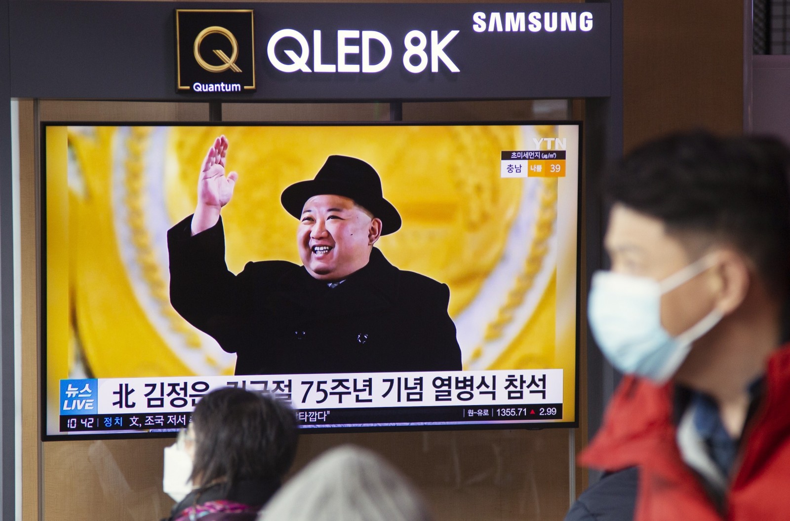 epa10455920 People watch the a news report pertaining to the celebration in North Korea of the founding anniversary of the Korean People's Army, at a station in Seoul, South Korea, 09 February 2023. According to North Korean state run media, North Korean leader Kim Jong-un attended a nighttime military parade in Pyongyang on 08 February to mark the 75th founding anniversary of the nation's armed forces.  EPA/JEON HEON-KYUN