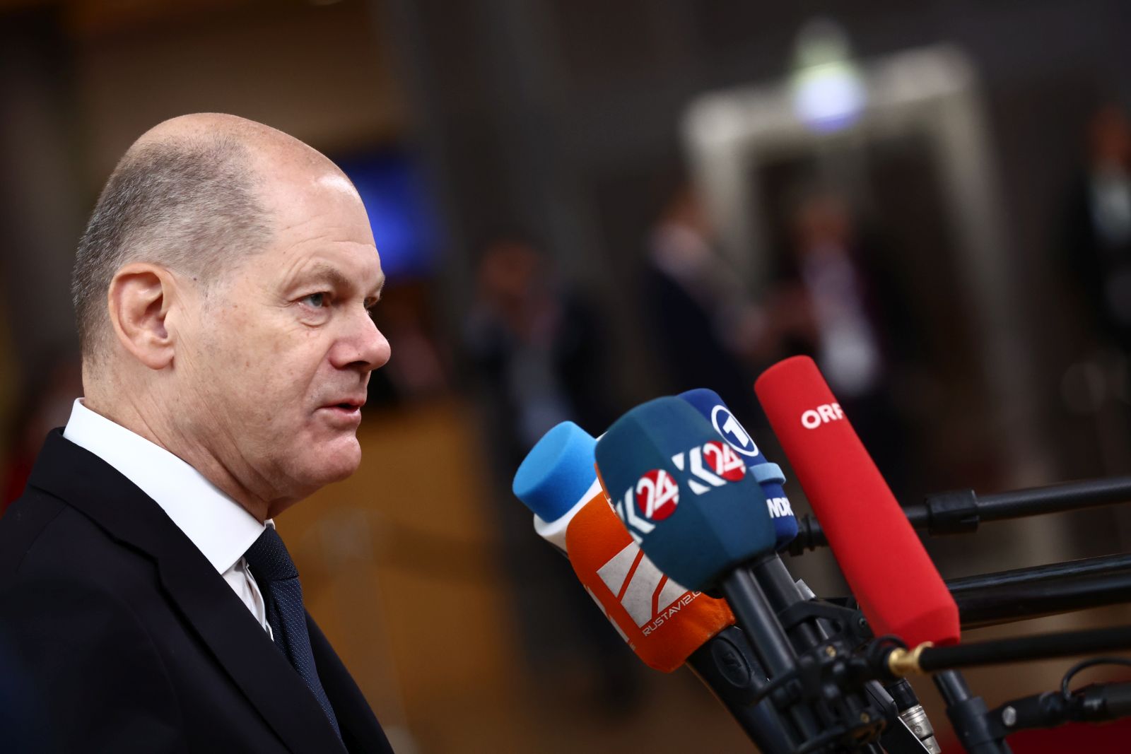 epa10456057 Germany's Chancellor Olaf Scholz speaks to the media as she arrives for a special meeting of the European Council in Brussels, Belgium, 09 February 2023. EU leaders will meet in Brussels on 09 and 10 February for a summit to discuss Russia's invasion of Ukraine, the EU's economy and competitiveness, and its migration policy.  EPA/STEPHANIE LECOCQ