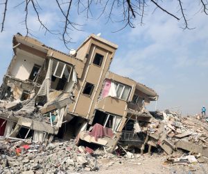 epa10458521 A collapsed building following a powerful earthquake in the city of Kahramanmaras, Turkey, 10 February 2023. More than 21,000 people have died and thousands more are injured after two major earthquakes struck southern Turkey and northern Syria on 06 February. Authorities fear the death toll will keep climbing as rescuers look for survivors across the region.  EPA/ABIR SULTAN