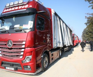 Jasterbarsko, 10.02.2023. -  Konvoj humanitarne pomoći koji je jutros iz Logističkog centra Ravnateljstva civilne zaštite u Jastrebarskom krenuo za Turskoj. Republici Turskoj Vlada RH šalje materijalnu pomoć prema iskazu potrebnih materijalnih sredstava, a koja obuhvaća hranu, šatore, krevete, vreće za spavanje, deke, grijalice te medicinsku i sanitetsku opremu, u ukupnoj protuvrijednosti  819.601,50 eura. Sirijskoj Arapskoj Republici Vlada RH upućuje pomoć financijskim doprinosom u iznosu od ukupno 200.000,00 eura, i to 100.000,00 eura putem Hrvatskog Caritasa i 100.000,00 eura putem Hrvatskog Crvenog križa.
foto HINA/ Admir BULJUBAŠIĆ/ abu