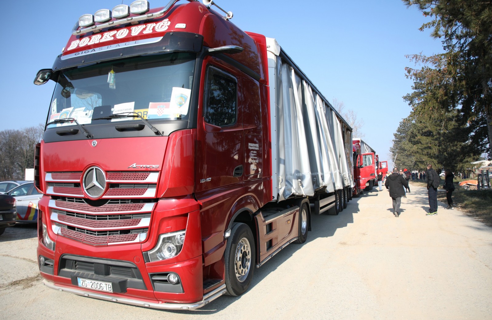 Jasterbarsko, 10.02.2023. -  Konvoj humanitarne pomoći koji je jutros iz Logističkog centra Ravnateljstva civilne zaštite u Jastrebarskom krenuo za Turskoj. Republici Turskoj Vlada RH šalje materijalnu pomoć prema iskazu potrebnih materijalnih sredstava, a koja obuhvaća hranu, šatore, krevete, vreće za spavanje, deke, grijalice te medicinsku i sanitetsku opremu, u ukupnoj protuvrijednosti  819.601,50 eura. Sirijskoj Arapskoj Republici Vlada RH upućuje pomoć financijskim doprinosom u iznosu od ukupno 200.000,00 eura, i to 100.000,00 eura putem Hrvatskog Caritasa i 100.000,00 eura putem Hrvatskog Crvenog križa.
foto HINA/ Admir BULJUBAŠIĆ/ abu