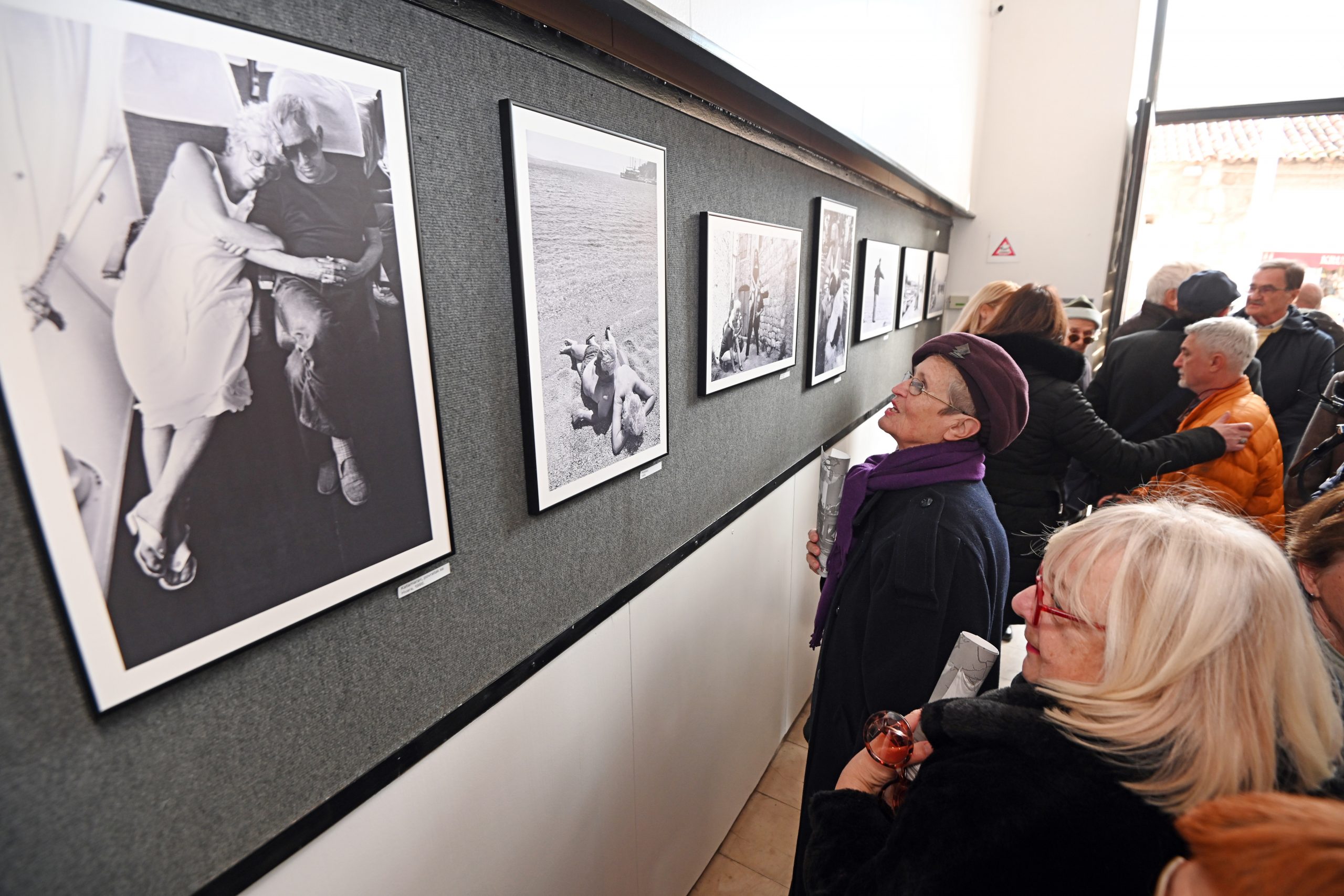 Split, 10.02.2023. - Otvorenje izložbe "Smoje bez cenzure" u Galeriji fotografije Fotokluba Split.  foto HINA/ Mario STRMOTIĆ/ ms