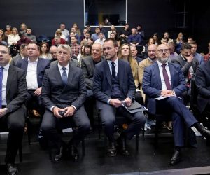 Zadar, 10.02.2023. -  Ured zastupnika u Europskom parlamentu Tomislava Sokola i  Zadarska županija  organizirali su zajedničku Konferenciju  na temu „Pametna sela – EU koncept razvitka ruralnih područja“. Osim ministra regionalnog razvoja i fondova europske Unije Šime Erlića na konferenciji su sudjelovali i Branko Dukić, gradonačelnik Zadra, Zdravko Tušek, državni tajnik u Ministarstvu poljoprivrede RH, te Božidar Longin, župan Zadarske županije.
Na fotografiji: Tomislav Sokol, Božidar Longin, Šime Erlić, Zdravko Tušek, Branko Dukić, 
Foto HINA/Zvonko KUCELIN