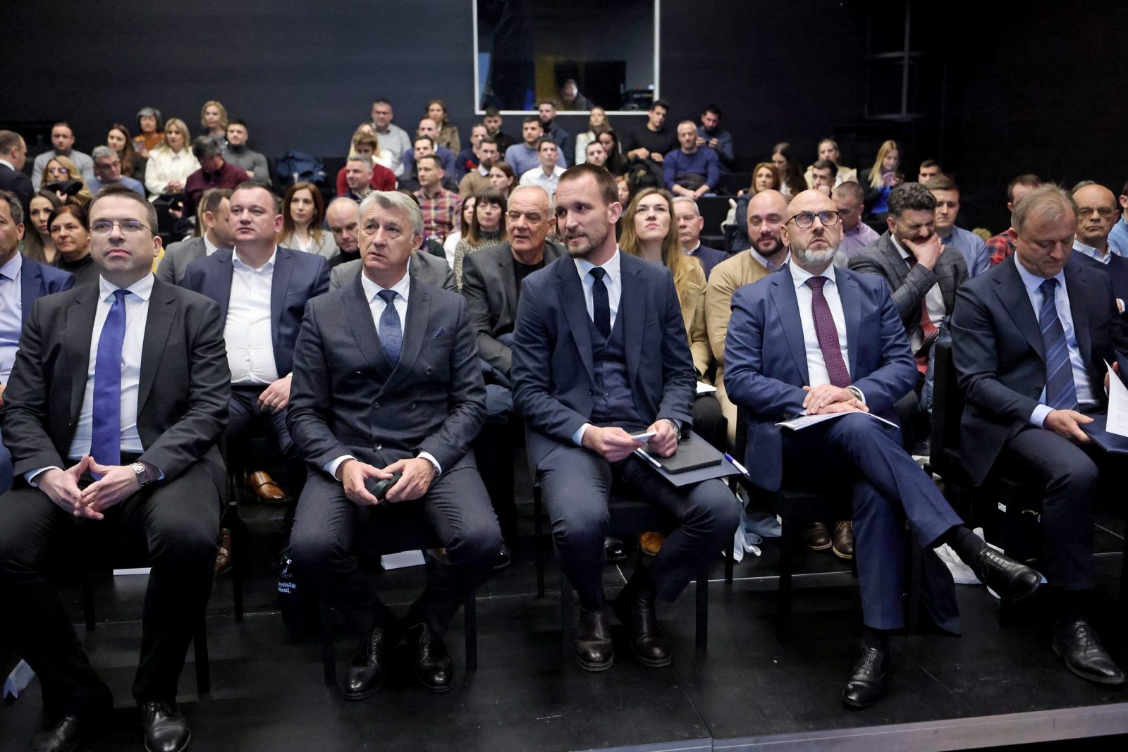 Zadar, 10.02.2023. -  Ured zastupnika u Europskom parlamentu Tomislava Sokola i  Zadarska županija  organizirali su zajedničku Konferenciju  na temu „Pametna sela – EU koncept razvitka ruralnih područja“. Osim ministra regionalnog razvoja i fondova europske Unije Šime Erlića na konferenciji su sudjelovali i Branko Dukić, gradonačelnik Zadra, Zdravko Tušek, državni tajnik u Ministarstvu poljoprivrede RH, te Božidar Longin, župan Zadarske županije.
Na fotografiji: Tomislav Sokol, Božidar Longin, Šime Erlić, Zdravko Tušek, Branko Dukić, 
Foto HINA/Zvonko KUCELIN