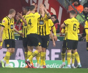 epa10461099 Dortmund's players celebrate the 1-0 lead during the German Bundesliga soccer match between SV Werder Bremen and Borussia Dortmund in Bremen, Germany, 11 February 2023.  EPA/FOCKE STRANGMANN CONDITIONS - ATTENTION: The DFL regulations prohibit any use of photographs as image sequences and/or quasi-video.