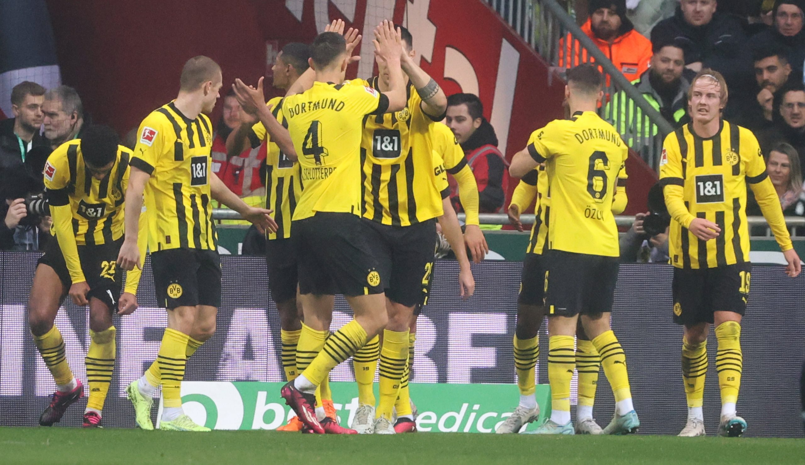 epa10461099 Dortmund's players celebrate the 1-0 lead during the German Bundesliga soccer match between SV Werder Bremen and Borussia Dortmund in Bremen, Germany, 11 February 2023.  EPA/FOCKE STRANGMANN CONDITIONS - ATTENTION: The DFL regulations prohibit any use of photographs as image sequences and/or quasi-video.