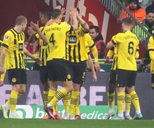 epa10461099 Dortmund's players celebrate the 1-0 lead during the German Bundesliga soccer match between SV Werder Bremen and Borussia Dortmund in Bremen, Germany, 11 February 2023.  EPA/FOCKE STRANGMANN CONDITIONS - ATTENTION: The DFL regulations prohibit any use of photographs as image sequences and/or quasi-video.