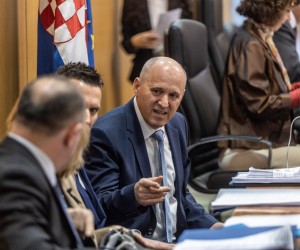 Zagreb, 15.2.2023 - Hrvatski sabor nastavlja sjednicu raspravom o novom zakonu o obnovi potresom stradalih područja koji bi trebao pojednostaviti i ubrzati obnovu. Ideja je da se Fond za obnovu i Središnji državni ured pripoje Ministarstvu, koje će obavljati sve poslove vezane uz obnovu. Predlaže se novi pristup samoobnovi pa će se građanima cijeli iznos potreban za obnovu, odnosno gradnju zamjenske obiteljske kuće, uplaćivati prije početka radova obnove. Na slici Branko Bačić.
Foto Hina/ Dario GRZELJ/ dag