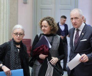 Zagreb, 16.02.2023. - Nastavak 15. sjednice Hrvatskog sabora.
Na fotografiji Vesna Bedeković, Nina Obuljen Koržinek, Andro Krstulović Opara.
foto HINA/ Edvard ŠUŠAK/ es