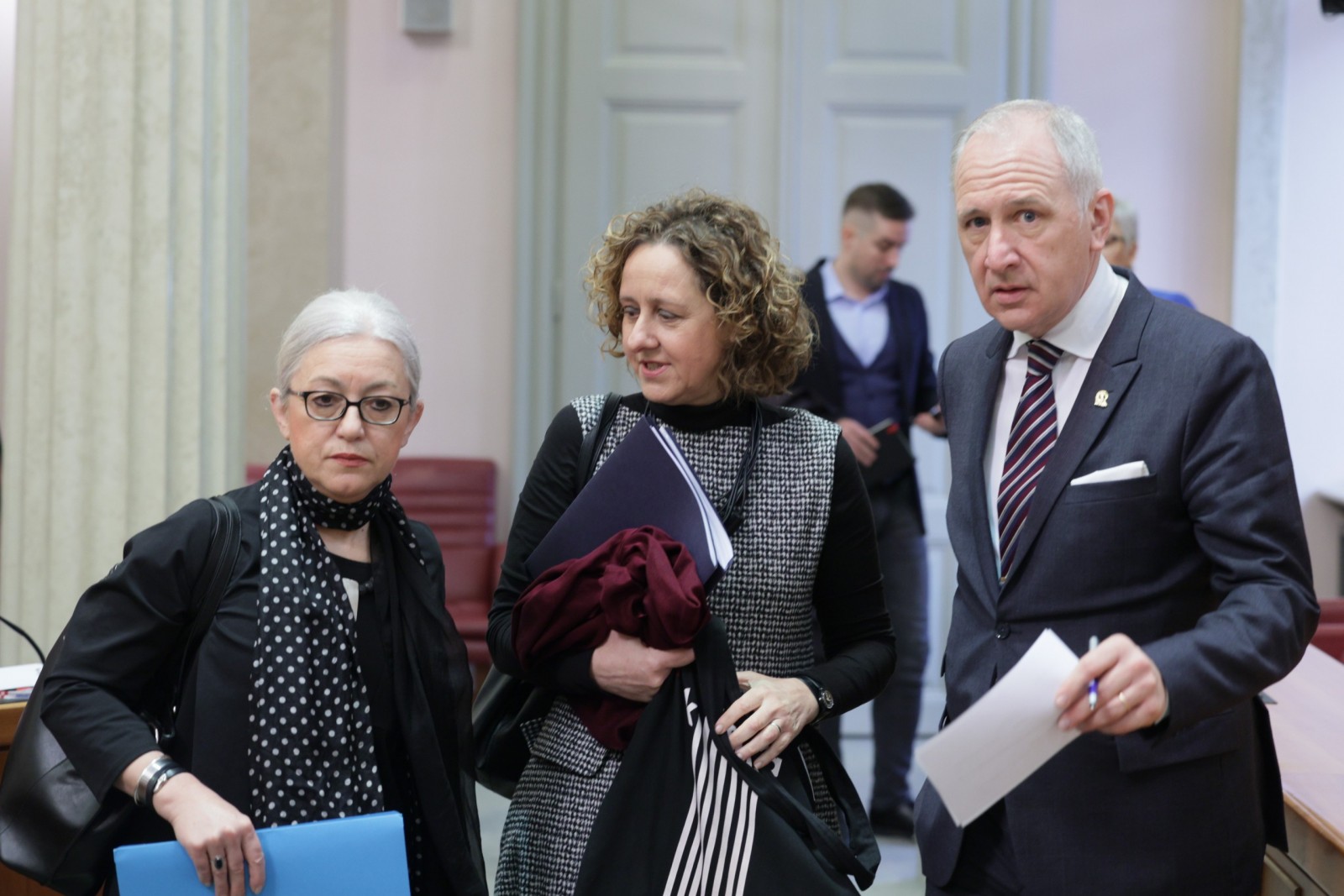 Zagreb, 16.02.2023. - Nastavak 15. sjednice Hrvatskog sabora.
Na fotografiji Vesna Bedeković, Nina Obuljen Koržinek, Andro Krstulović Opara.
foto HINA/ Edvard ŠUŠAK/ es