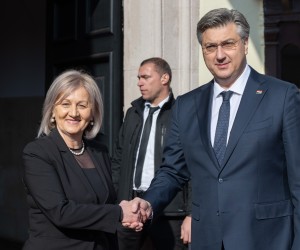 Zagreb, 16.02.2023. - Premijer Hrvatske Andrej Plenković primio je predsjedateljicu Vijeća ministara Bosne i Hercegovine Borjanu Krišto koja boravi u službenom posjetu Republici Hrvatskoj.
Na fotografiji Borjana Krišto, Andrej Plenković.
foto HINA/ Edvard ŠUŠAK/ es