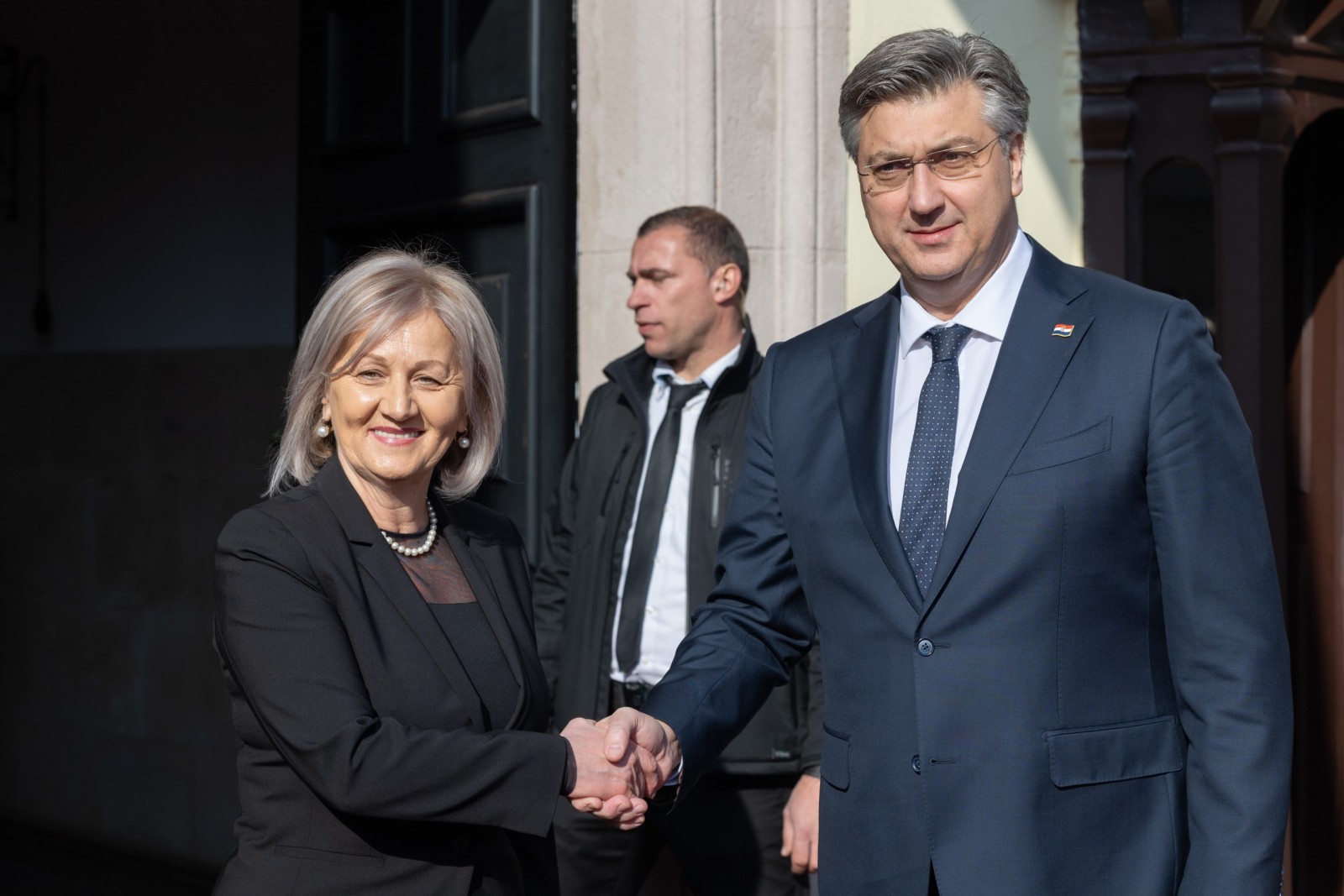 Zagreb, 16.02.2023. - Premijer Hrvatske Andrej Plenković primio je predsjedateljicu Vijeća ministara Bosne i Hercegovine Borjanu Krišto koja boravi u službenom posjetu Republici Hrvatskoj.
Na fotografiji Borjana Krišto, Andrej Plenković.
foto HINA/ Edvard ŠUŠAK/ es