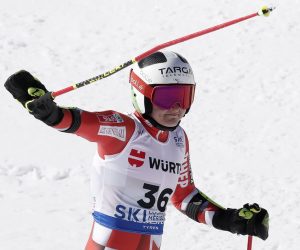 epa10470354 Zrinka Ljutic of Croatia waves in the finish area after the 2nd run in the Women's Giant Slalom event at the FIS Alpine Skiing World Championships in Meribel, France, 16 February 2023.  EPA/GUILLAUME HORCAJUELO