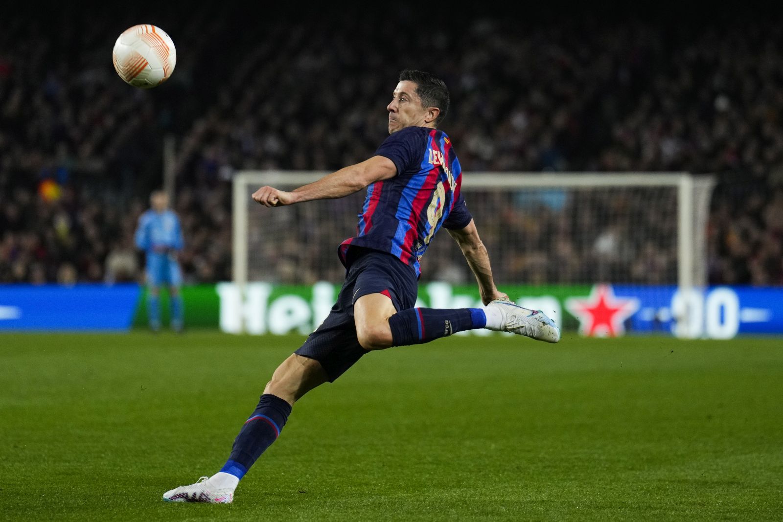 epa10471231 FC Barcelona's striker Robert Lewandowski in action during the Europa League playoff, first leg soccer match between FC Barcelona and Manchester United, in Barcelona, Spain, 16 February 2023.  EPA/Alejandro Garcia