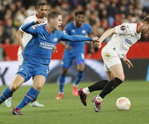 epa10471695 Sevilla's midfielder Ivan Rakitic (R) in action against PSV's midfielder Joey Veerman (L) during the first leg UEFA Europe League soccer match between Sevilla FC and PSV Eindhoven, in Seville, Andalusia, Spain, 16 February 2023.  EPA/Jose Manuel Vidal