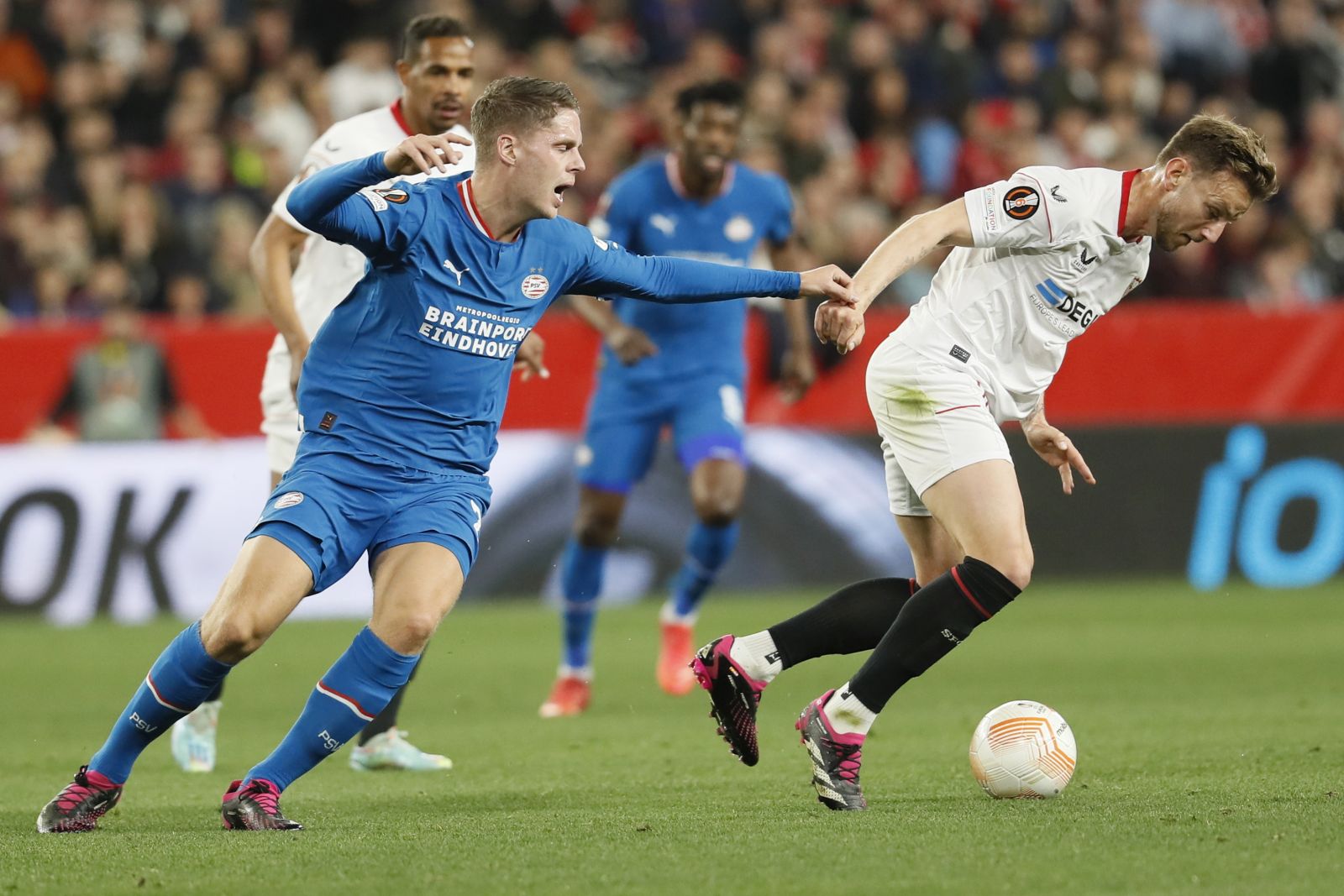 epa10471695 Sevilla's midfielder Ivan Rakitic (R) in action against PSV's midfielder Joey Veerman (L) during the first leg UEFA Europe League soccer match between Sevilla FC and PSV Eindhoven, in Seville, Andalusia, Spain, 16 February 2023.  EPA/Jose Manuel Vidal