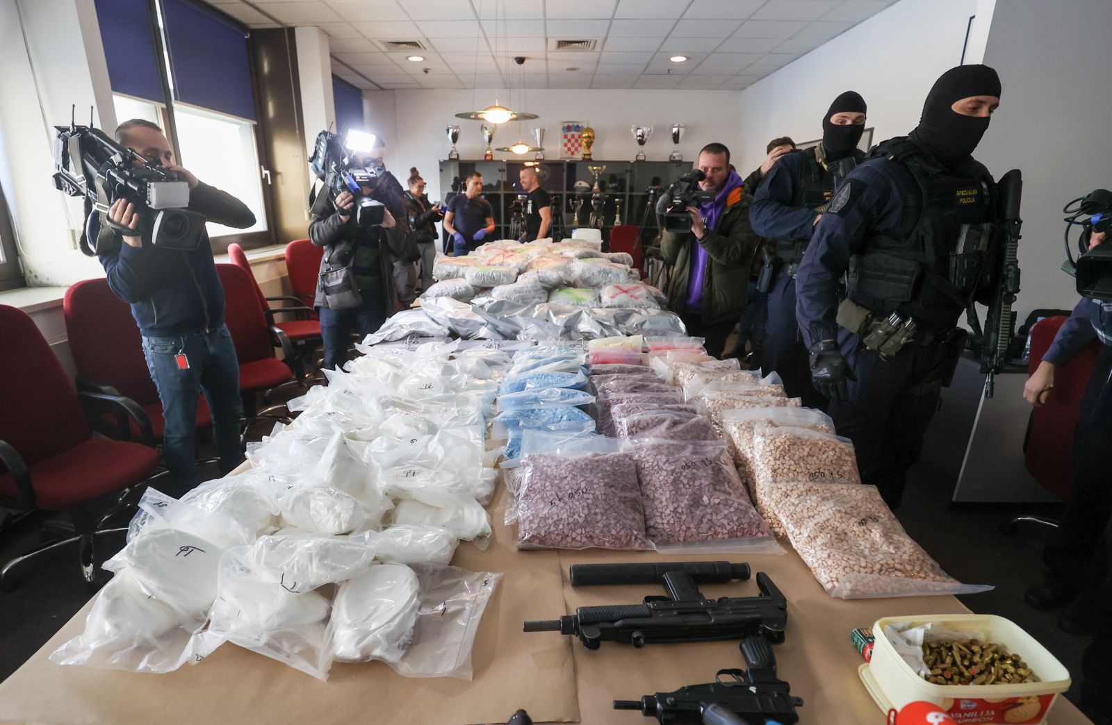 Zagreb, 17.02.2023 - Više od 400 kilograma raznih droga, uglavnom marihuane i ecstasyja, otkriveno je u iznajmljenoj vikendici na području Zeline, a o toj zapljeni oko milijun eura vrijednih narkotika i uhićenju dvojice muškaraca zagrebačka policija je izvijestila na konferenciji za novinare.
foto HINA/ Damir SENČAR/ ds