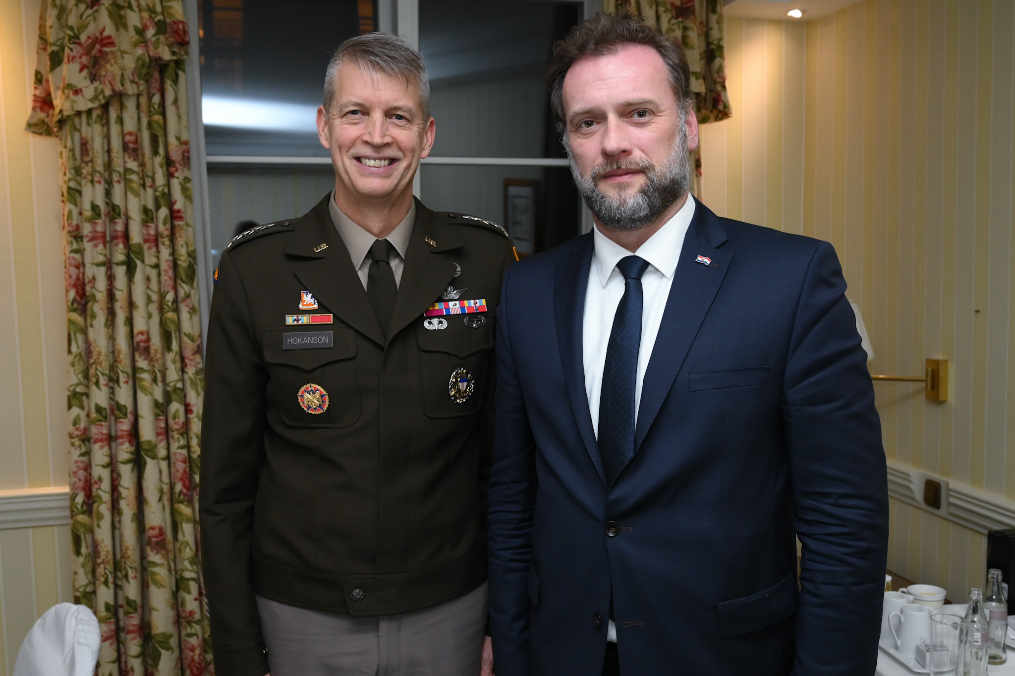 Muenchen, 18.02.2023. - Ministar obrane Mario Banožić sastao se na marginama Minhenske sigurnosne konferencije sa zapovjednikom Ureda Nacionalne garde SAD-a generalom zbora Danielom Hokansonom. Na fotografiji Daniel Hokanson,  Mario Banožić.
foto HINA/ Vlada RH/D. Galić/ ml