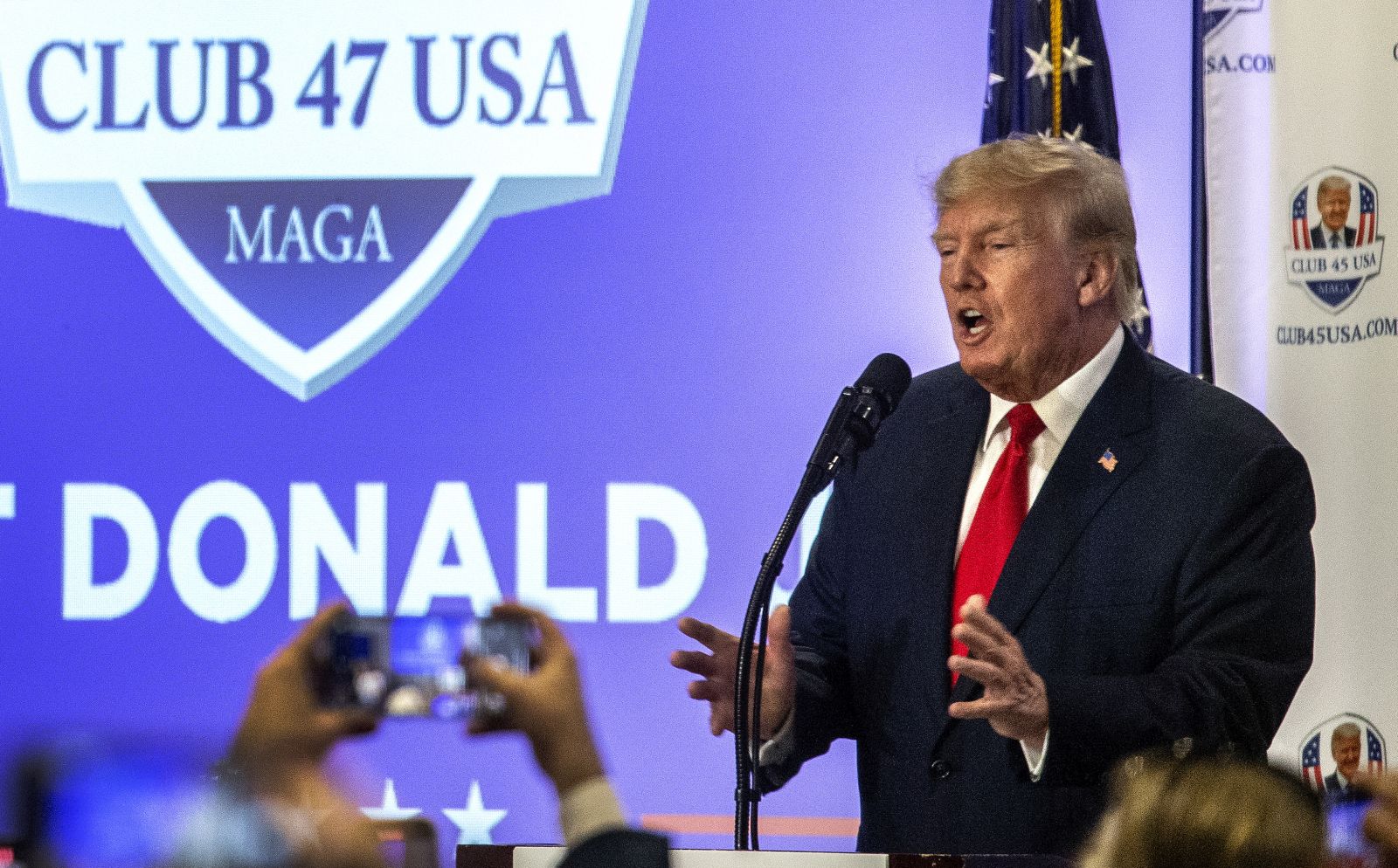 epa10480907 Former US President Donald Trump speaks during an event at the Hilton Palm Beach Airport in West Palm Beach, Florida, USA, 20 February 2023. The Presidents Day appearance mark his first public remarks since his former U.S. Ambassador Nikki Haley, entered the race for the US presidency.  EPA/CRISTOBAL HERRERA-ULASHKEVICH