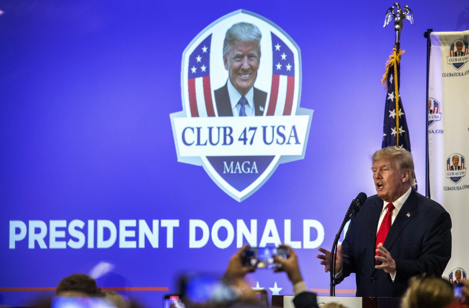 epa10480907 Former US President Donald Trump speaks during an event at the Hilton Palm Beach Airport in West Palm Beach, Florida, USA, 20 February 2023. The Presidents Day appearance mark his first public remarks since his former U.S. Ambassador Nikki Haley, entered the race for the US presidency.  EPA/CRISTOBAL HERRERA-ULASHKEVICH